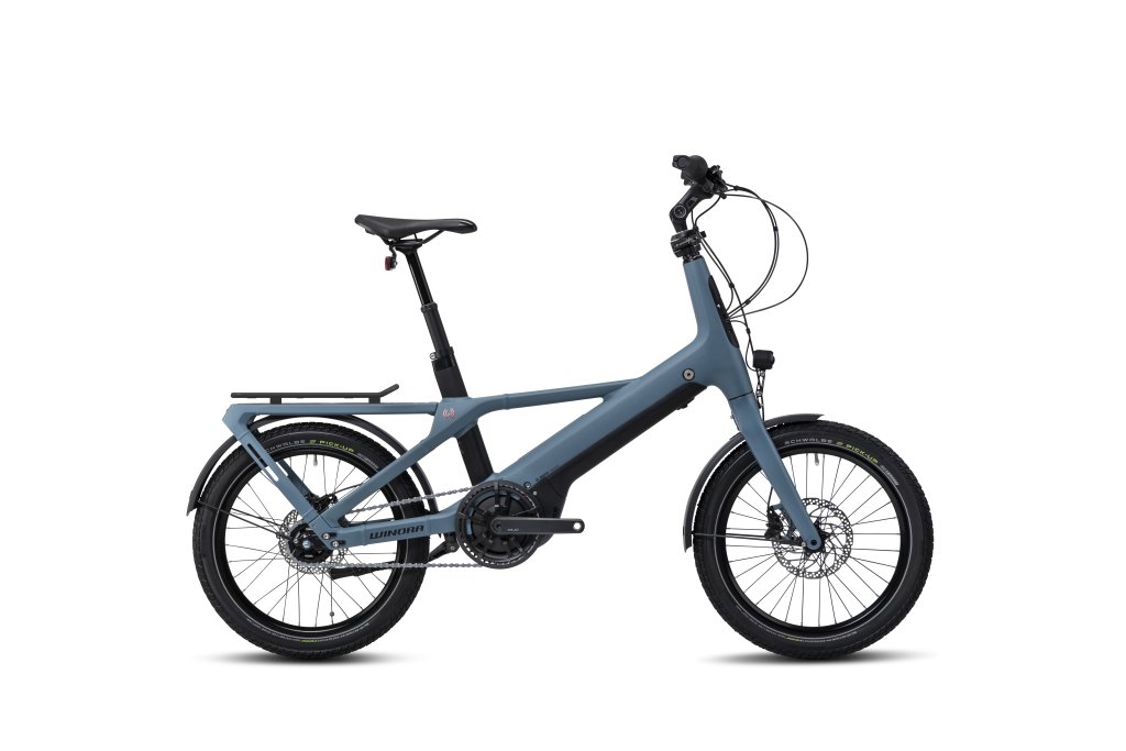 Ein E-Bike mit kleinen Rädern und integriertem Gepäckträger.