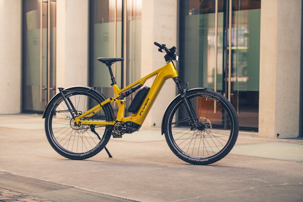 E-Bike steht vor Bürogebäude.