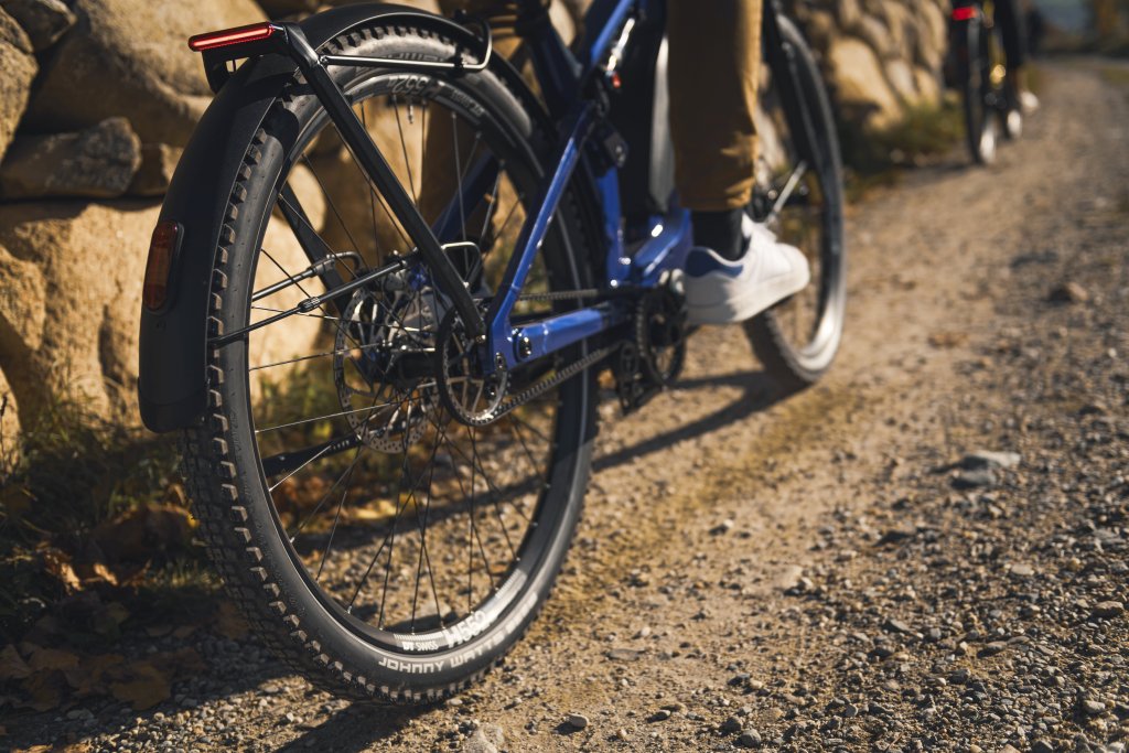 Detailaufnahme des Hinterbaus eines E-Bikes im Gelände.