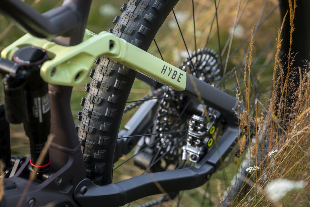 Detailaufnahme des Schriftzugs „Hybe“ auf dem hinteren Bereich eines Mountainbike-Rahmens.