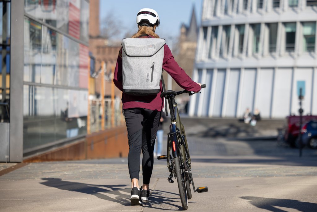 Radfahrerin mit Rucksack