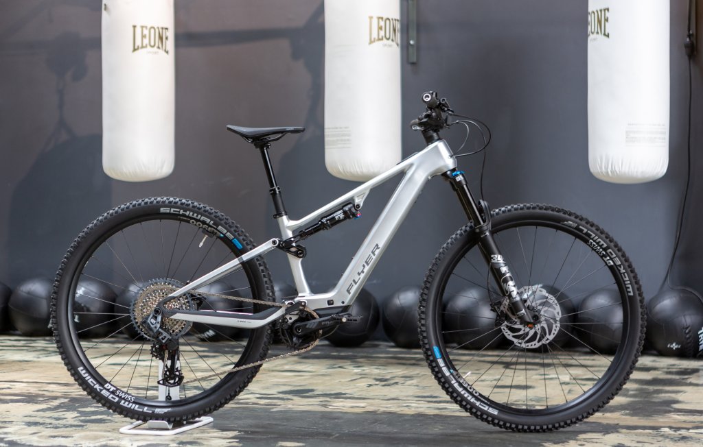 Das Light-E-MTB \"Uproc SL:X\" von Flyer steht in einer Sporthalle.