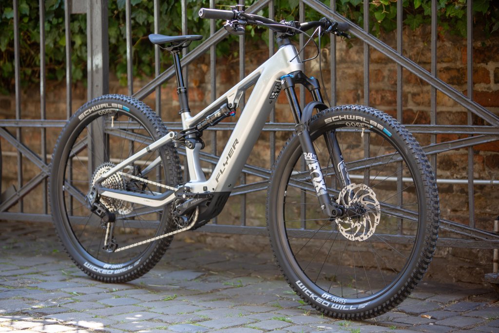 Das Light-E-Moutnainbike Flyer \"Uproc SL:X\" lehnt an einem Zaun.