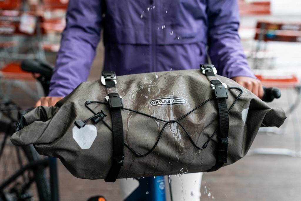 Wasserdichte Lenkertasche für Bikepacking.