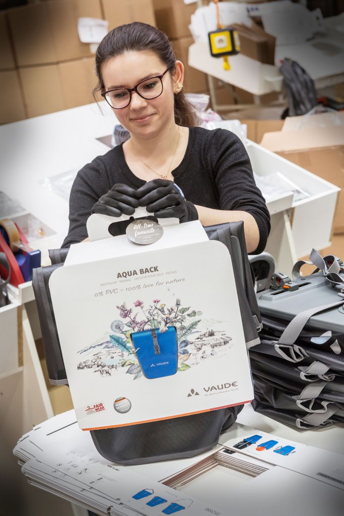 Eine Frau verpackt eine Fahrradtasche.