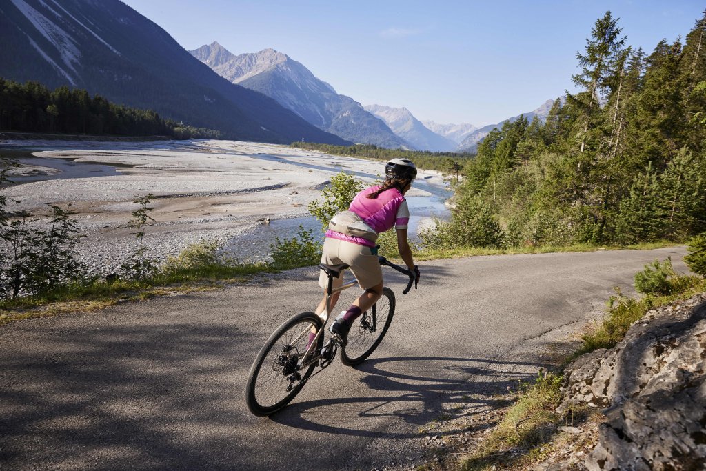 Frau auf Gravelbike in den Bergen.