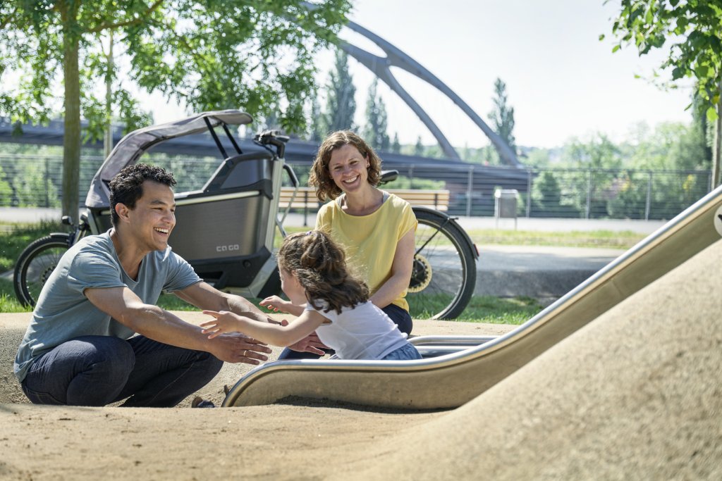 Familie auf Spielplatz