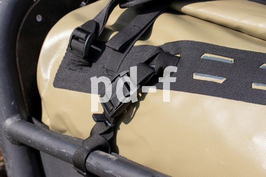 Detailaufnahme einer Sport- und Reisetasche, die mit Cargo Straps an einem Cargobike befestigt ist.
