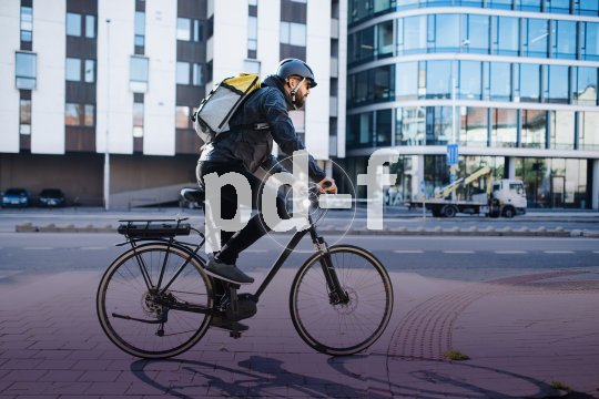 Eine Person fährt auf einem E-Bike durch eine Stadt.